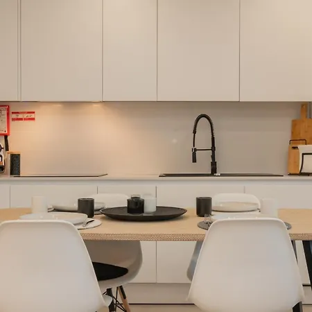 Stylish W/ River View By Lovelystay * オエイラス